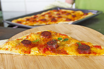 Knusprig dünne Pizza mit Chorizo und Mozzarella