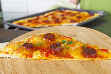 Knusprig Dunne Pizza Mit Chorizo Und Mozzarella Von Moeyskitchen Chefkoch