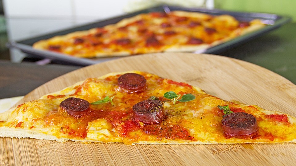 Knusprig Dunne Pizza Mit Chorizo Und Mozzarella Von Moeyskitchen Chefkoch