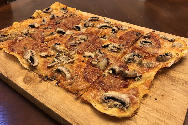 Knusprig dünne Pizza mit Chorizo und Mozzarella von moeyskitchen | Chefkoch