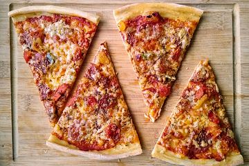 Knusprig dünne Pizza mit Chorizo und Mozzarella