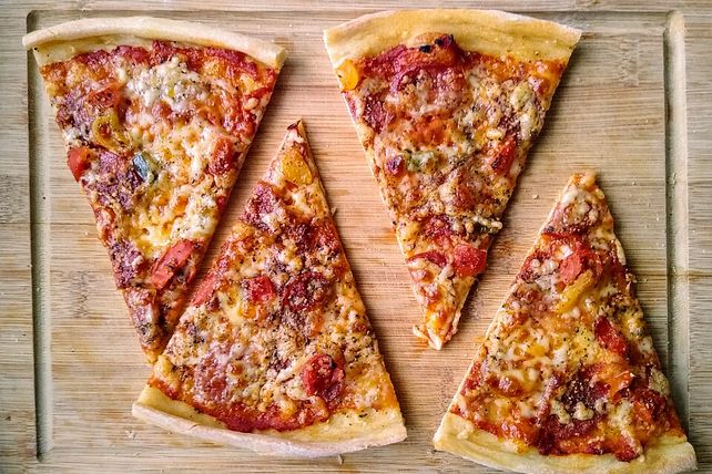 Knusprig dünne Pizza mit Chorizo und Mozzarella von moeyskitchen| Chefkoch
