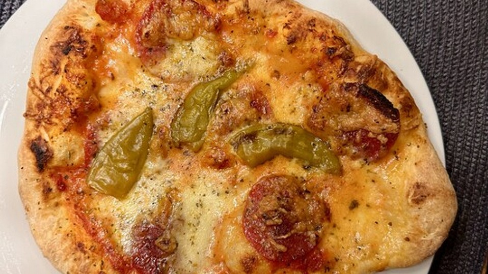 Knusprig dünne Pizza mit Chorizo und Mozzarella von moeyskitchen Knusprig dünne Pizza mit Chorizo und Mozzarella von moeyskitchen