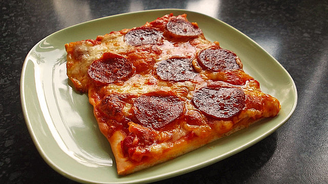 Knusprig dünne Pizza mit Chorizo und Mozzarella von moeyskitchen Knusprig dünne Pizza mit Chorizo und Mozzarella von moeyskitchen