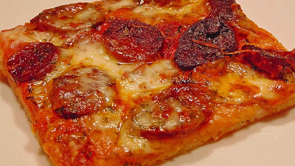 Knusprig dünne Pizza mit Chorizo und Mozzarella von moeyskitchen Knusprig dünne Pizza mit Chorizo und Mozzarella von moeyskitchen