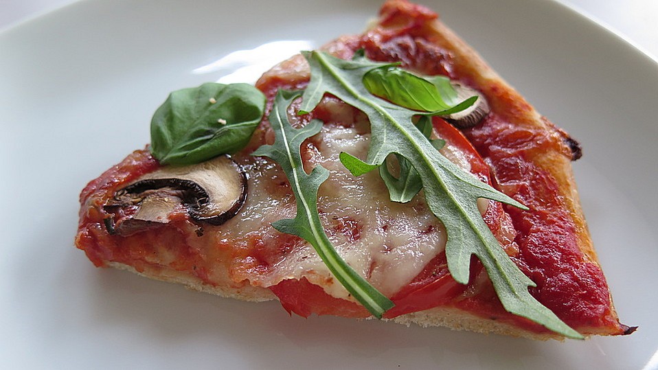 Knusprig dünne Pizza mit Chorizo und Mozzarella von moeyskitchen Knusprig dünne Pizza mit Chorizo und Mozzarella von moeyskitchen