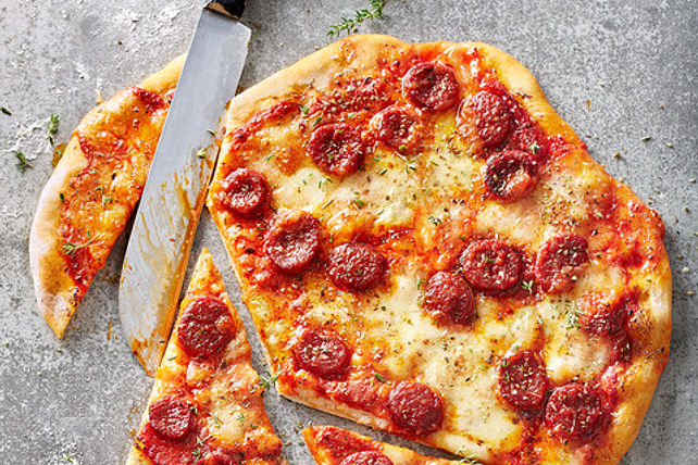 Knusprig dünne Pizza mit Chorizo und Mozzarella von moeyskitchen| Chefkoch