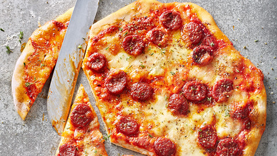 Knusprig-d-nne-Pizza-mit-Chorizo-und-Mozzarella