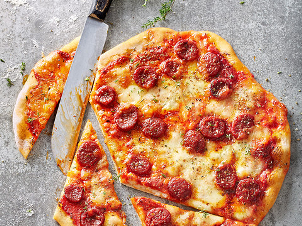 Knusprig dünne Pizza mit Chorizo und Mozzarella von moeyskitchen| Chefkoch