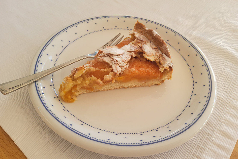 Aprikosenkuchen mit Mandelkruste