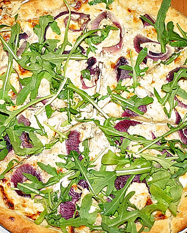 Weiße Pizza mit Steinpilz, Gorgonzola und Rucola