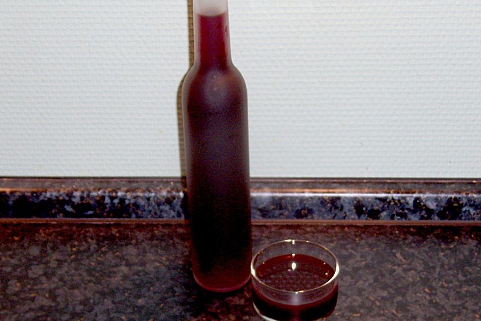 Holunderbeerlikör aus Saft