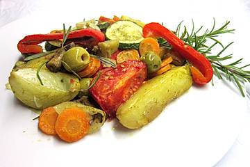 Mediterranes gebackenes Gemüse mit Joghurt und Tomatensauce - Kizartma