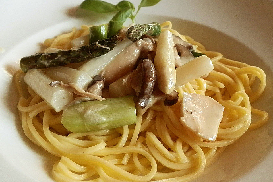 Grüner und weißer Spargel mit Kräuterseitlingen auf Spaghetti