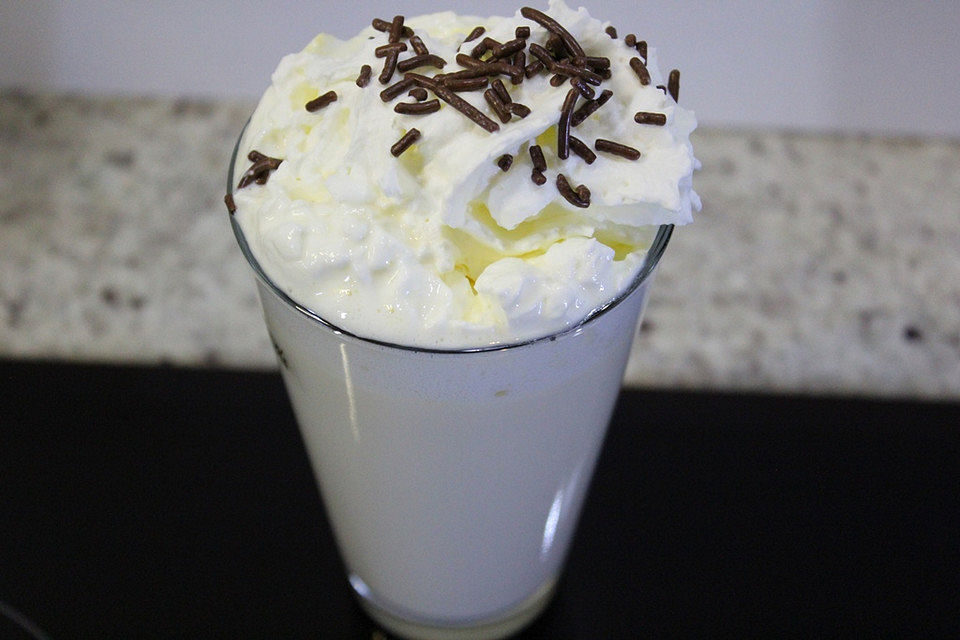 Eierlikör mit heißer Milch und Sahne