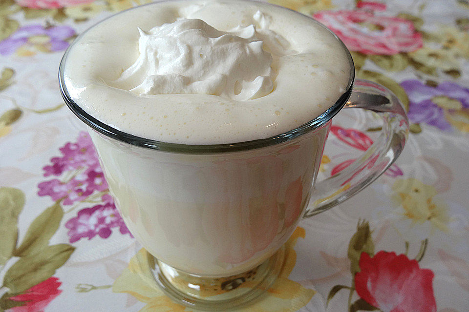 Eierlikör mit heißer Milch und Sahne