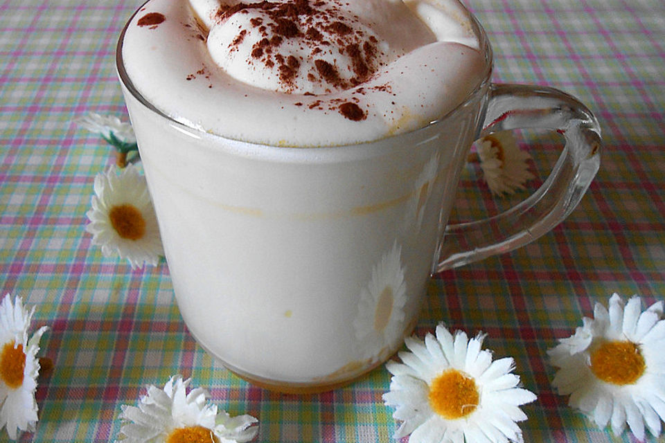 Eierlikör mit heißer Milch und Sahne