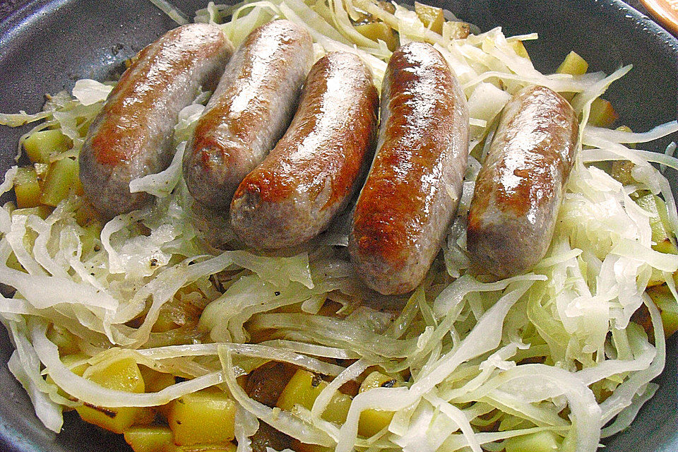 Bratwurst - Kartoffelpfanne mit Kohl