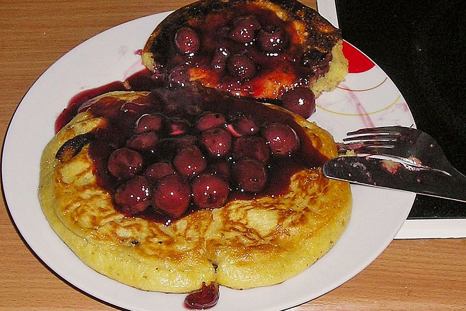 Maisgrieß - Pfannküchlein mit Sauerkirschen