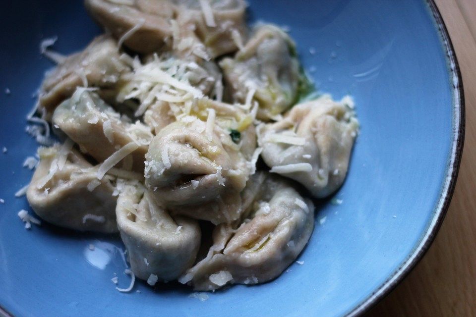 Tortellini ripieni di mozzarella e spinaci