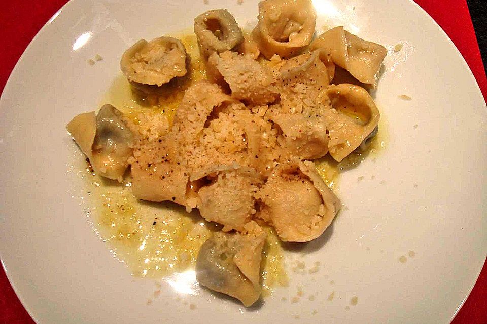 Tortellini ripieni di mozzarella e spinaci