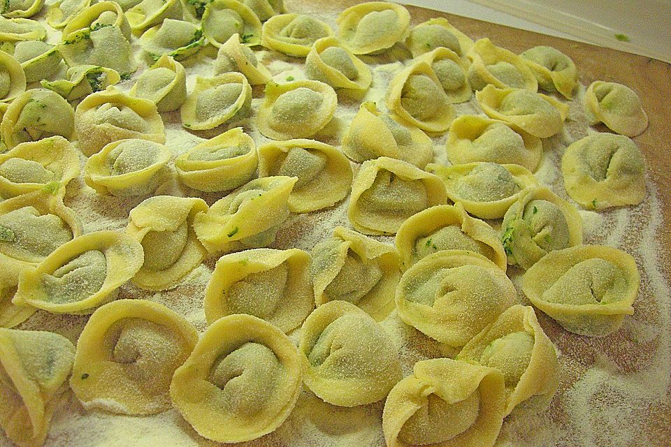 Tortellini ripieni di mozzarella e spinaci