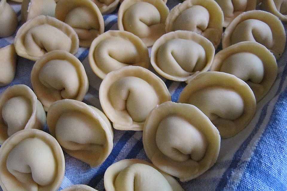 Tortellini ripieni di mozzarella e spinaci