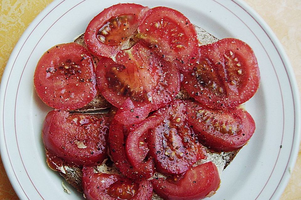 Tomatenbrot mit Spiegelei