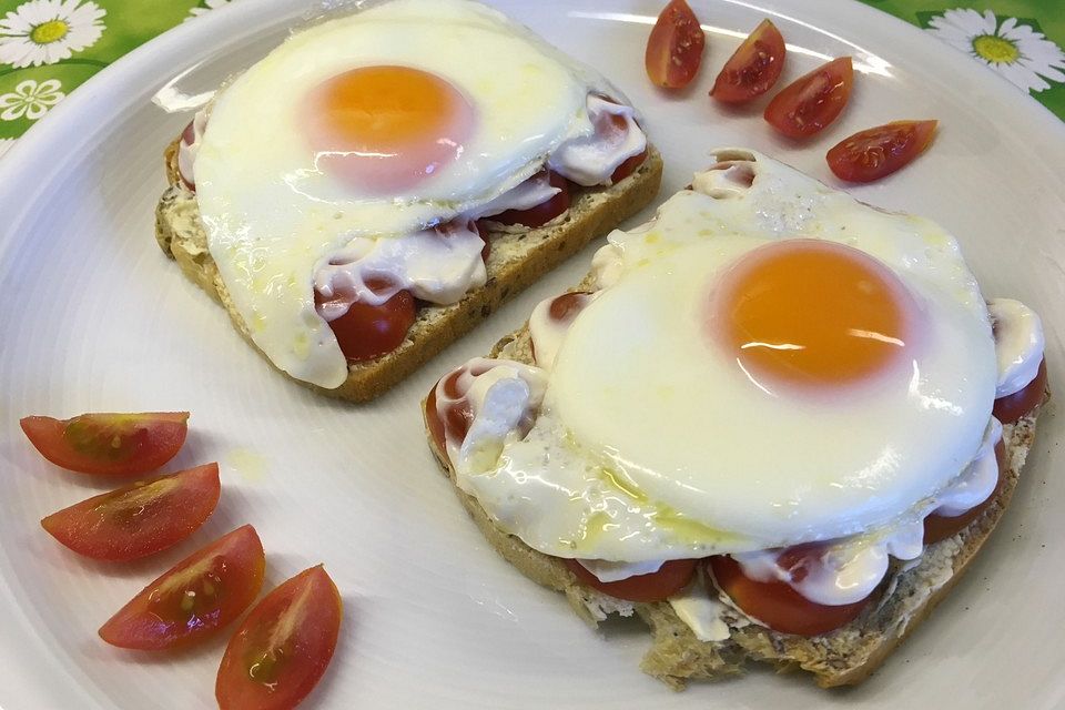 Tomatenbrot mit Spiegelei