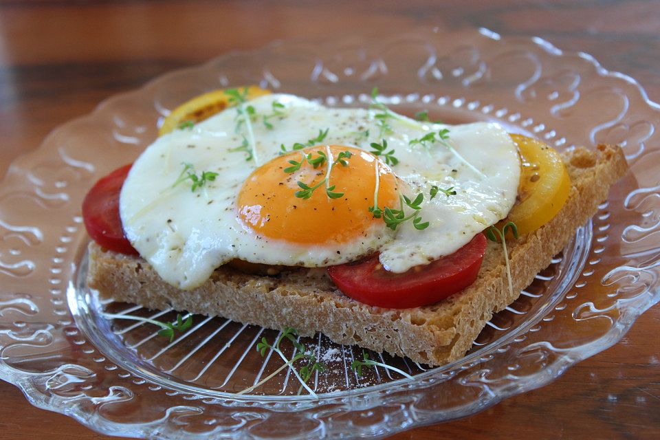 Tomatenbrot mit Spiegelei