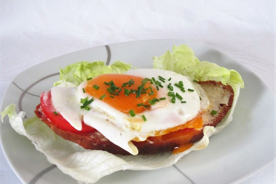 Tomatenbrot mit Spiegelei