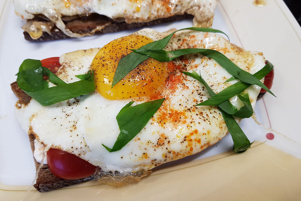 Tomatenbrot mit Spiegelei