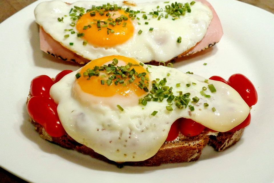 Tomatenbrot mit Spiegelei