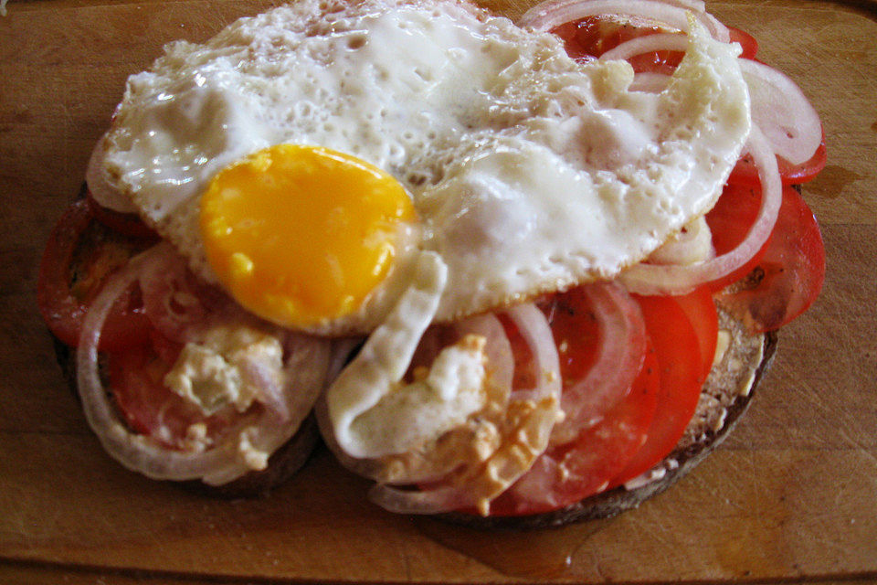 Tomatenbrot mit Spiegelei