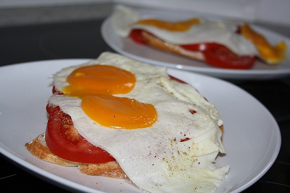 Tomatenbrot mit Spiegelei