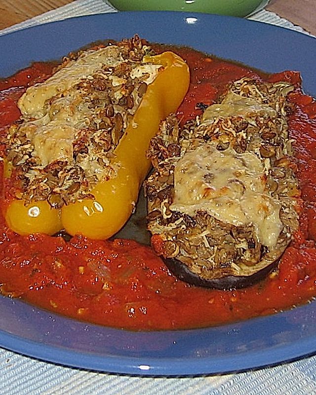 Zucchini mit Linsen - Reis - Füllung und Tomatensauce