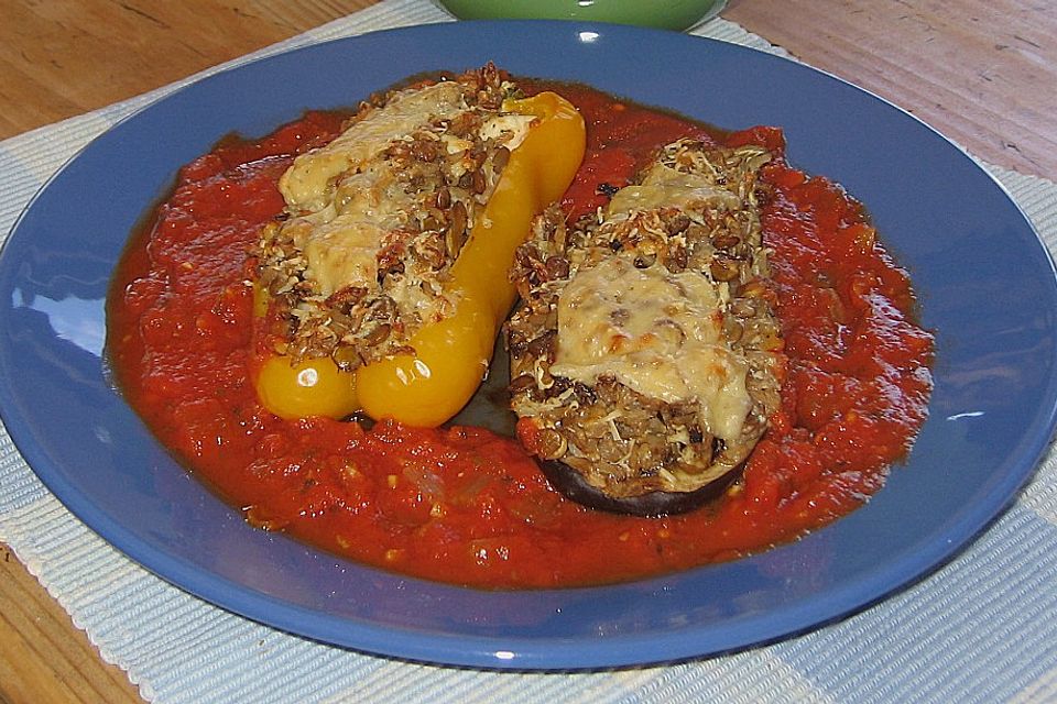 Zucchini mit Linsen - Reis - Füllung und Tomatensauce