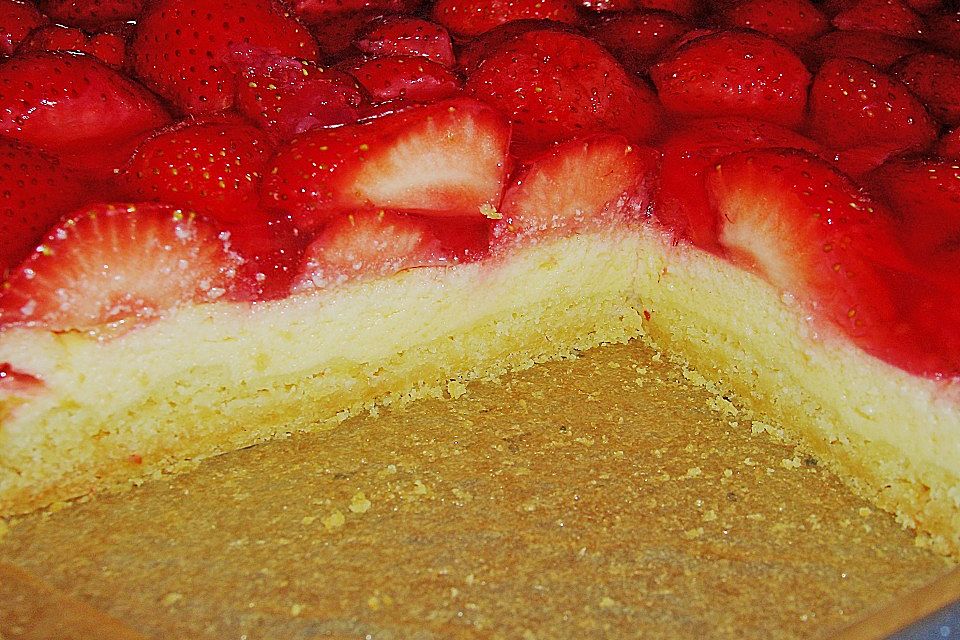 Käsekuchen mit einer Decke aus Erdbeeren