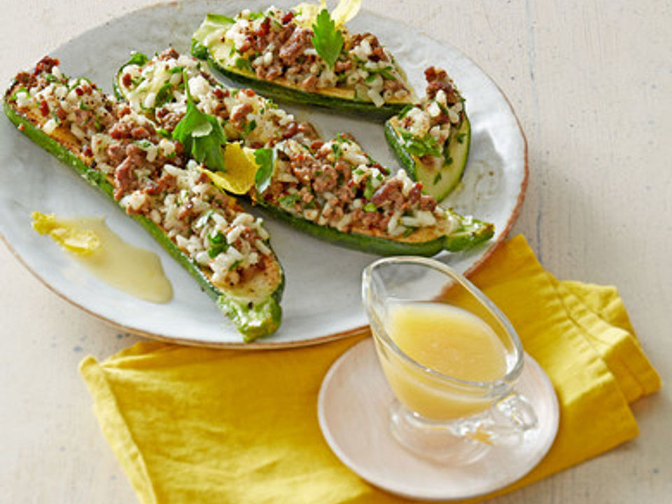 Zucchini mit Hackfleischfüllung und Ei - Zitronensauce von amaliaxi ...
