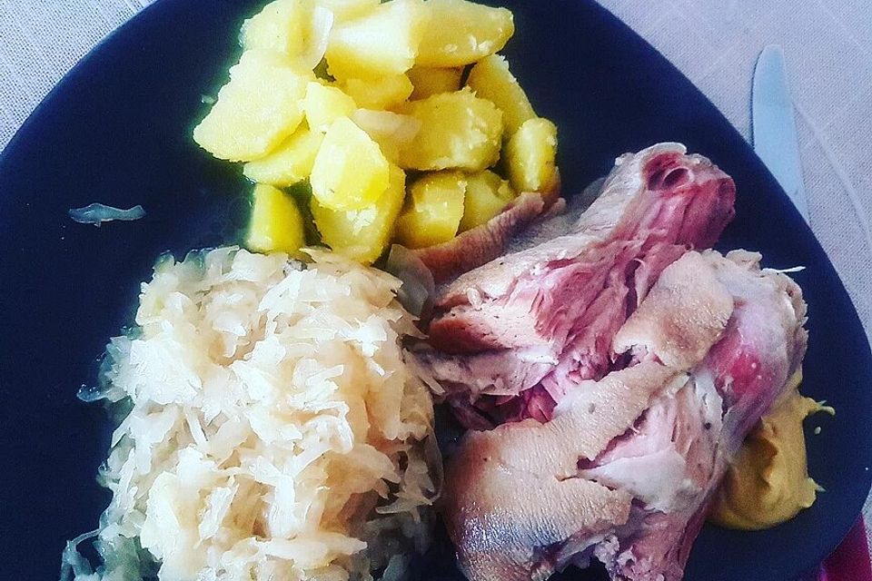 Berliner Eisbein mit Sauerkraut und Erbspüree