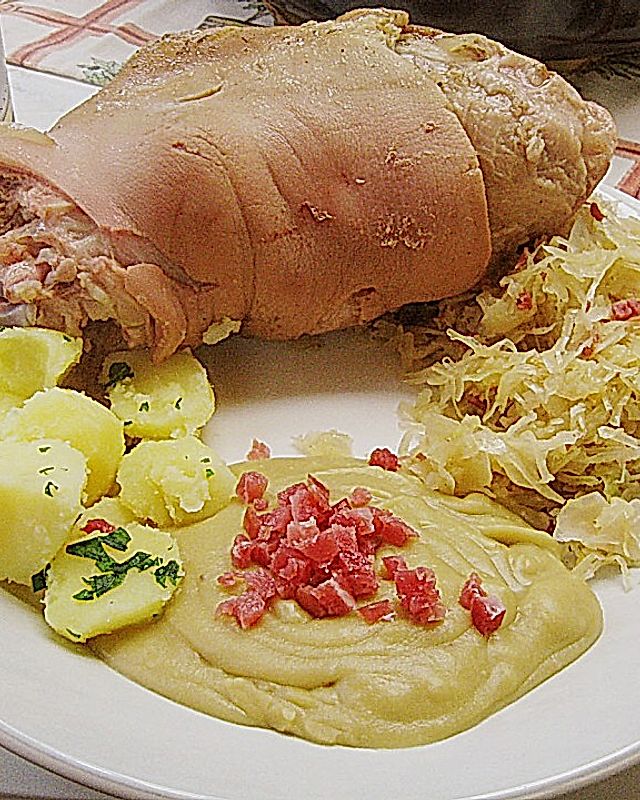 Berliner Eisbein mit Sauerkraut und Erbspüree
