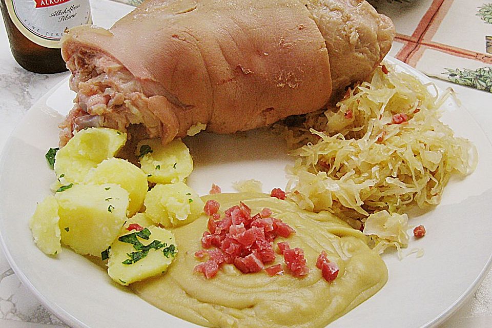 Berliner Eisbein mit Sauerkraut und Erbspüree