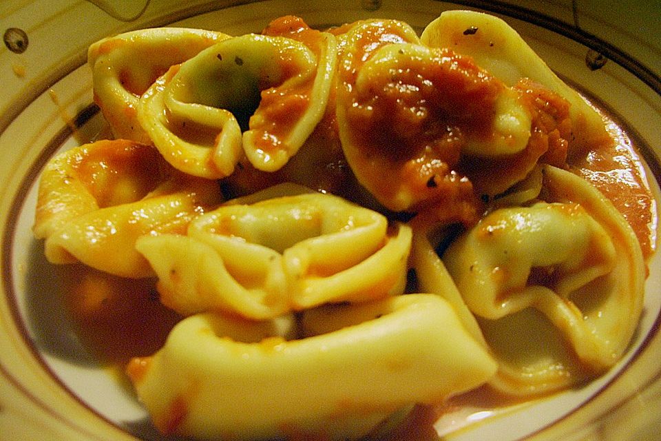 Tortellini in Tomaten - Sugo