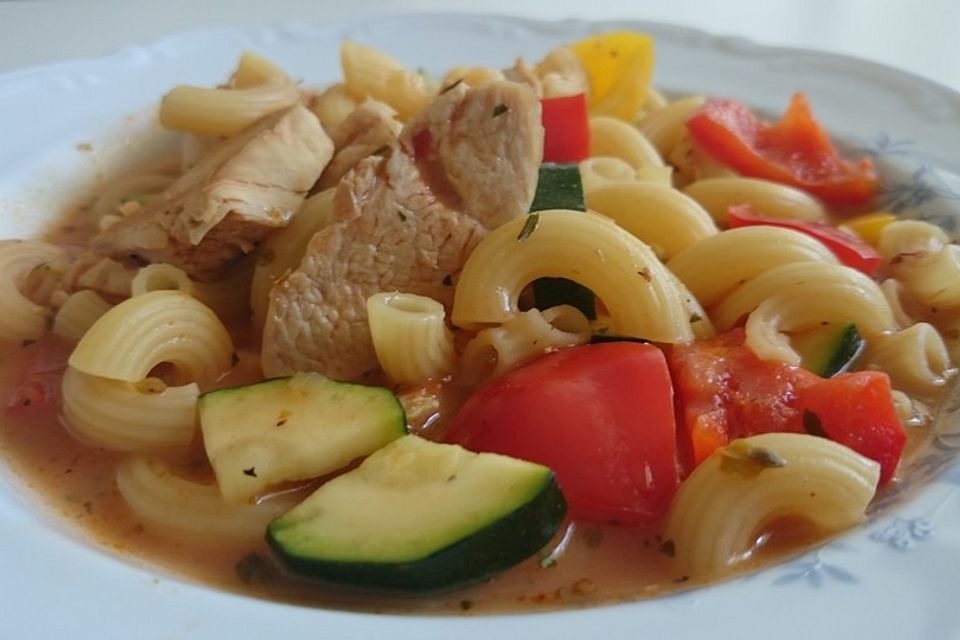 Ancos Puten - Nudelpfanne mit Paprika und Zucchini