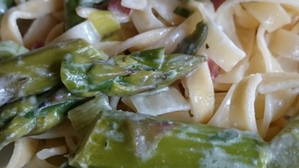 Nudeln mit grünem Spargel und Ziegenkäsesauce von Eri77 Nudeln mit grünem Spargel und Ziegenkäsesauce von Eri77