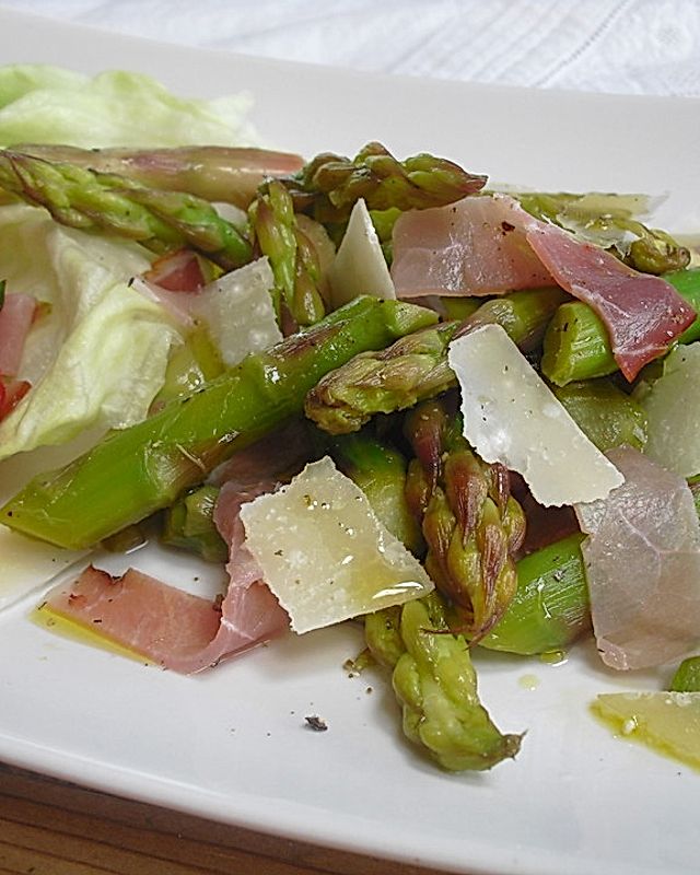 Salat von grünem Spargel