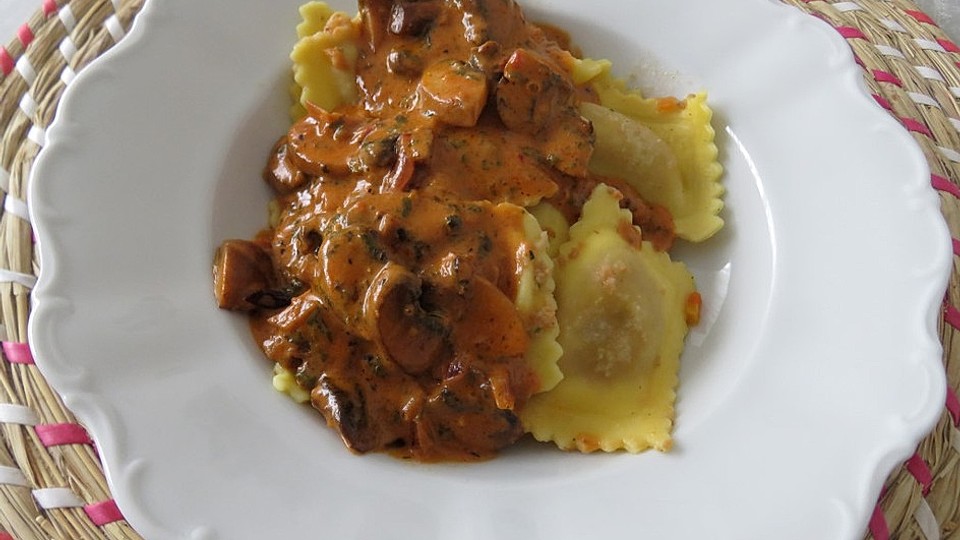 Sauce For Ravioli : Ravioli With Creamy Pesto Sauce Spinach Peas And Shallots Entertaining With Beth : Mix in balsamic vinegar and brown sugar.