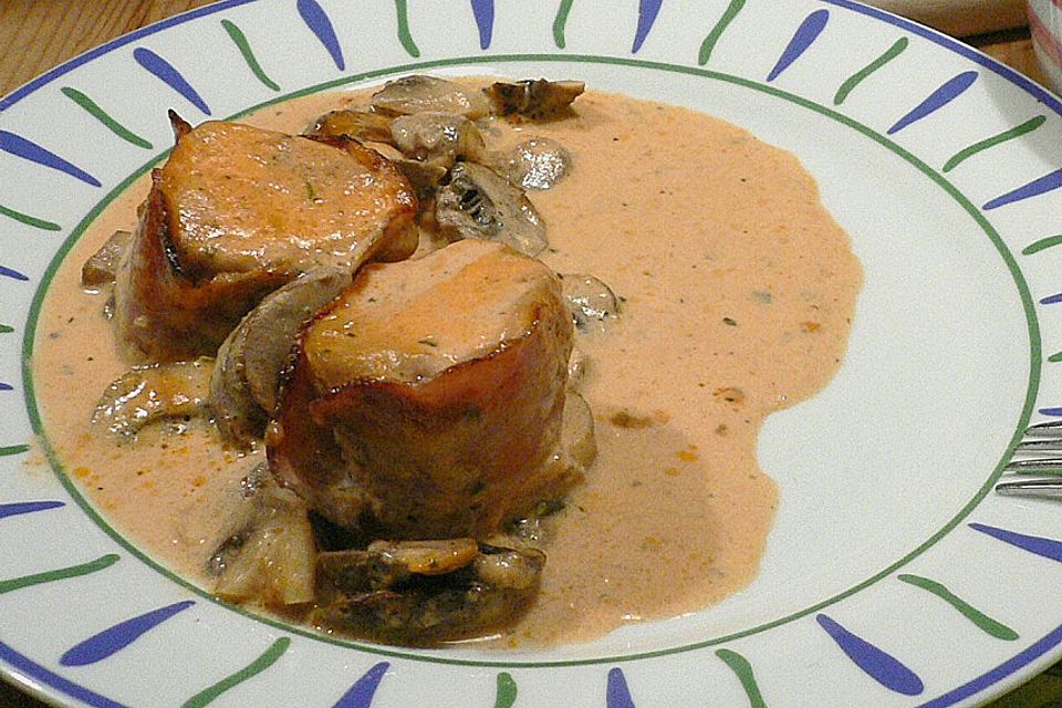 Schweinefilet überbacken, in rosa Sauce