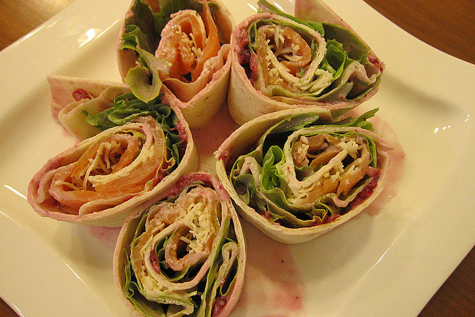 Wraps mit Preiselbeerfrischkäse und geräucherter Putenbrust