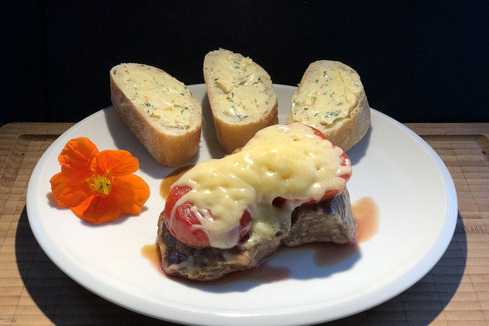 Rindersteaks mit Tomaten und Käse überbacken